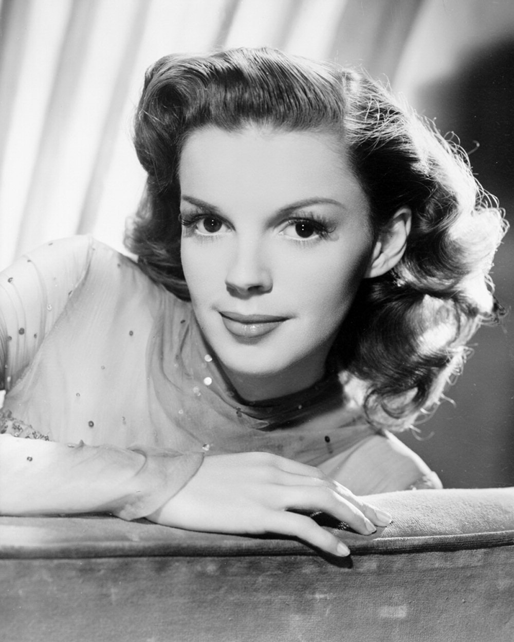A publicity still of Judy Garland from MGM used for the promotion of The Harvey Girls | Source: Wikimedia Commons