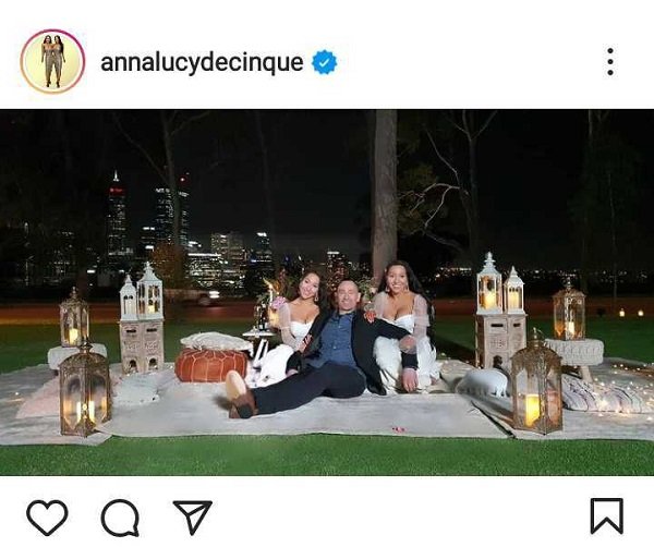 Anna y Lucy DeCinque junto a su prometido Ben. | Foto: Instagram/annalucydecinque.