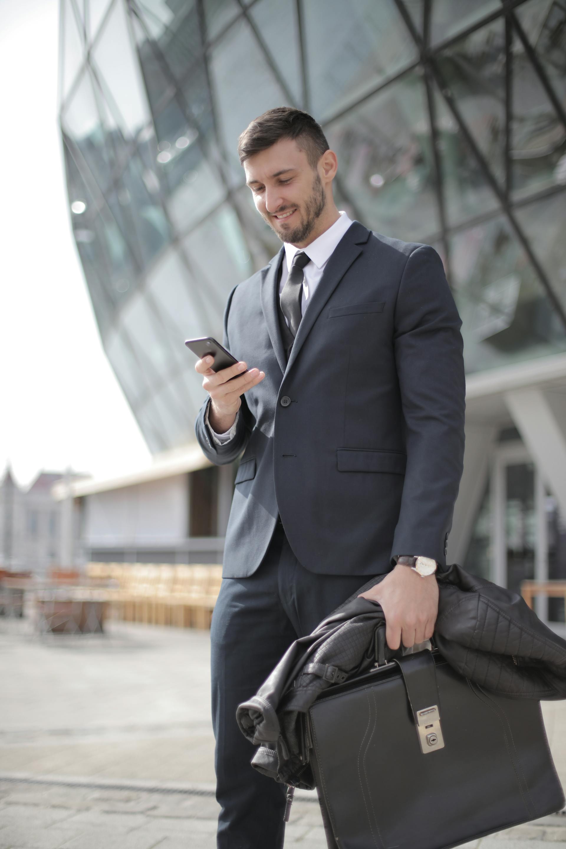 A man using his cell phone | Source: Pexels