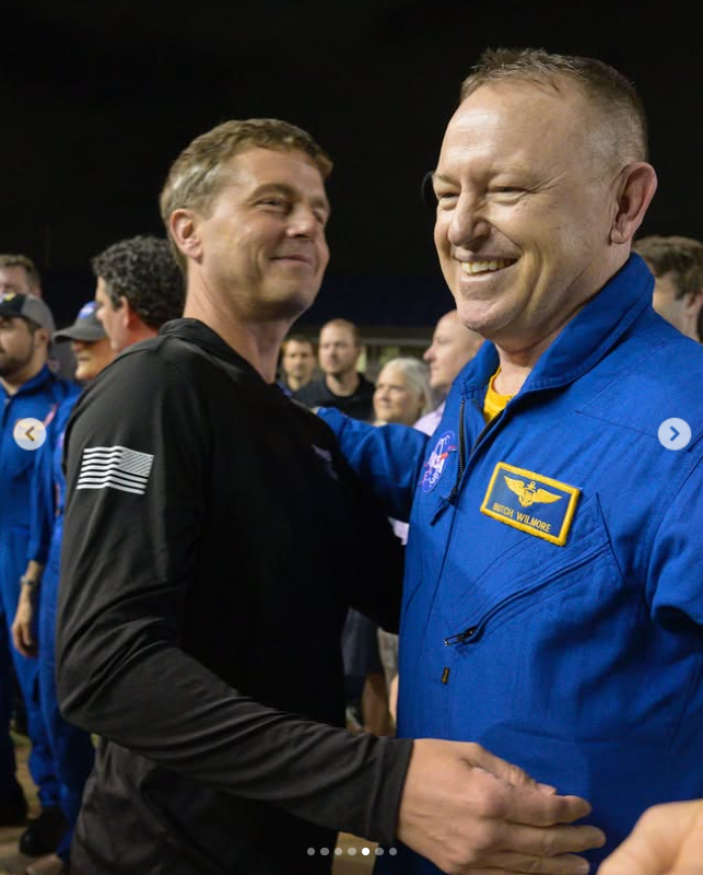 Barry Wilmore laughs while greeting a colleague | Source: Instagram/nasajohnson