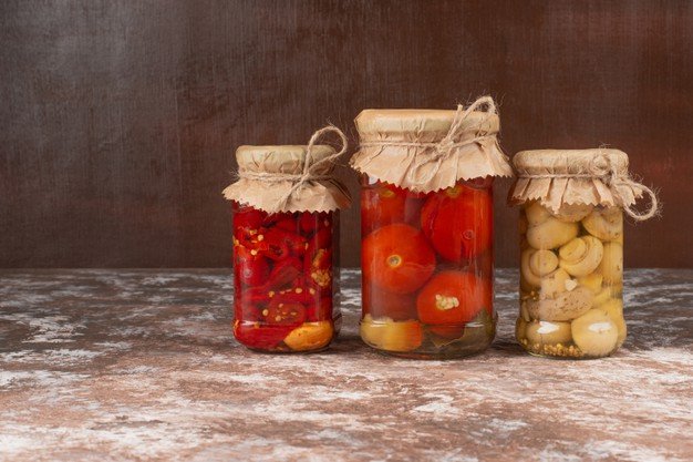 Frascos de vegetales fermentados. │Foto: Freepik