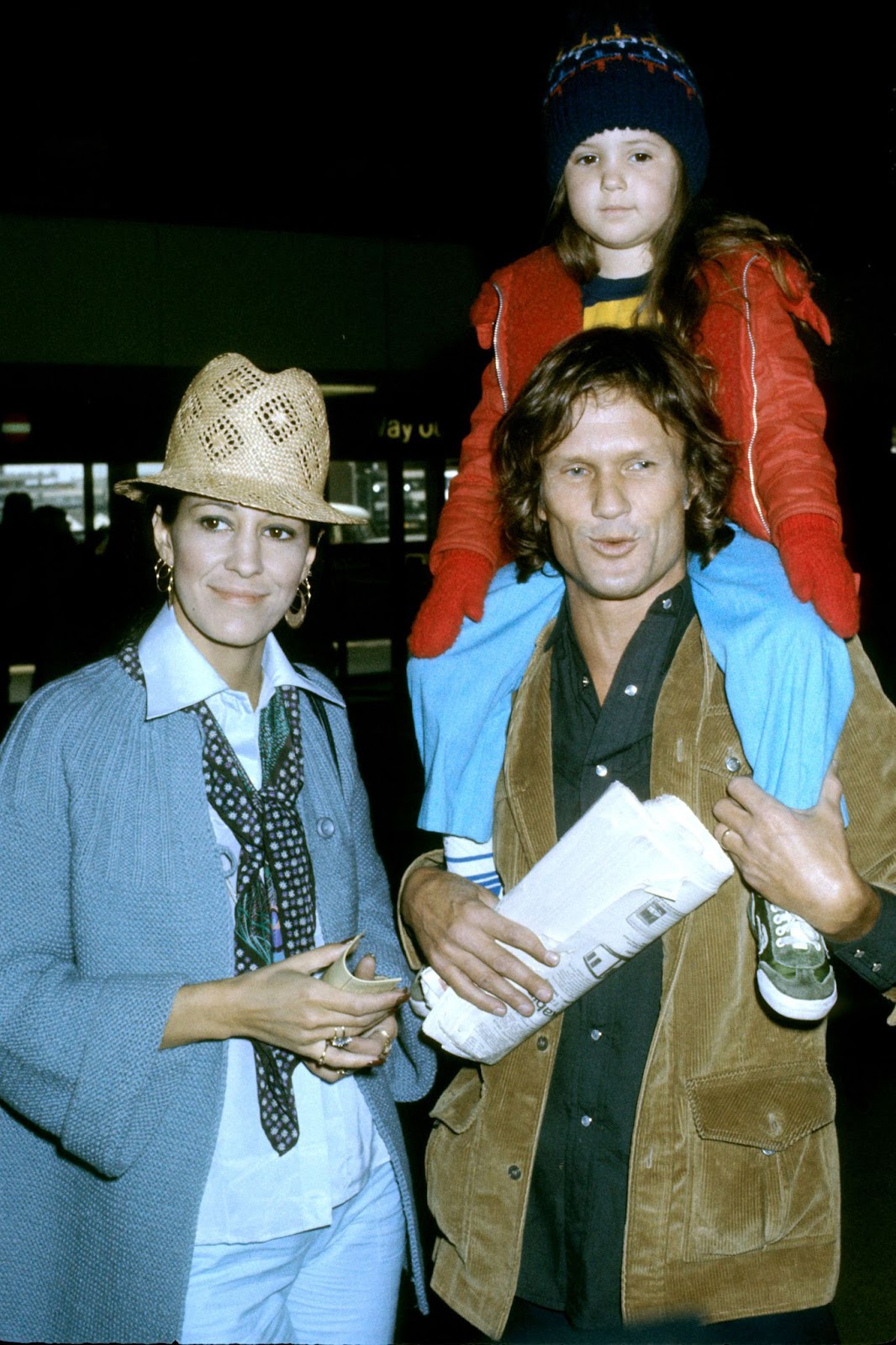 Rita Coolidge, Kris Kristofferson, and Casey Kristofferson photographed at Heathrow Airport on November 25, 1977. | Source: Getty Images