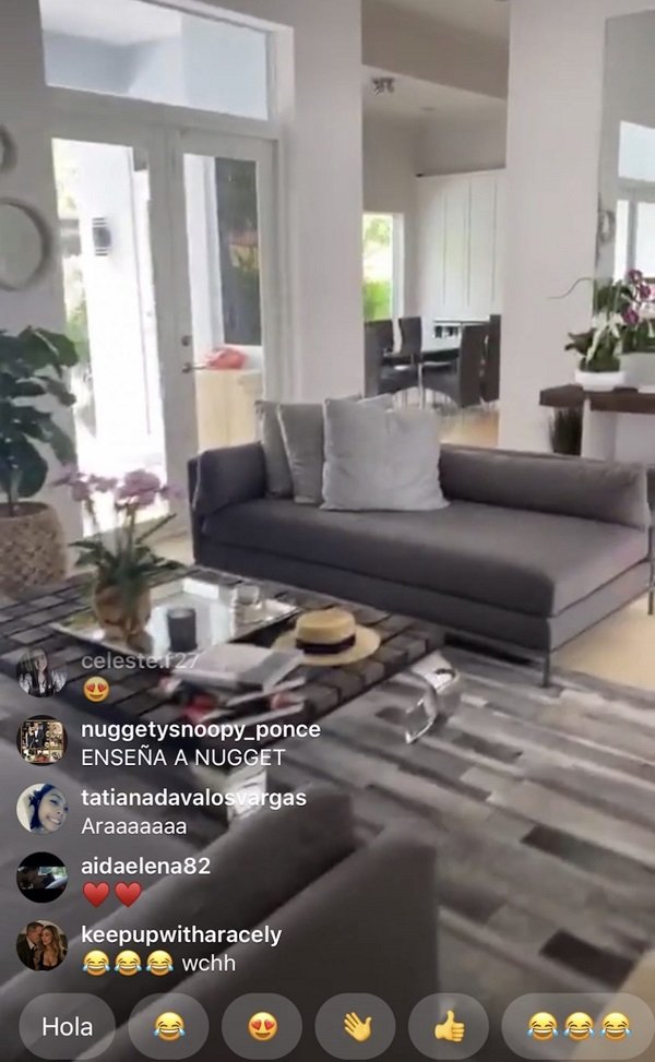 Living room y comedor de la casa del cantante Carlos Ponce. | Foto: Instagram/poncecarlos1