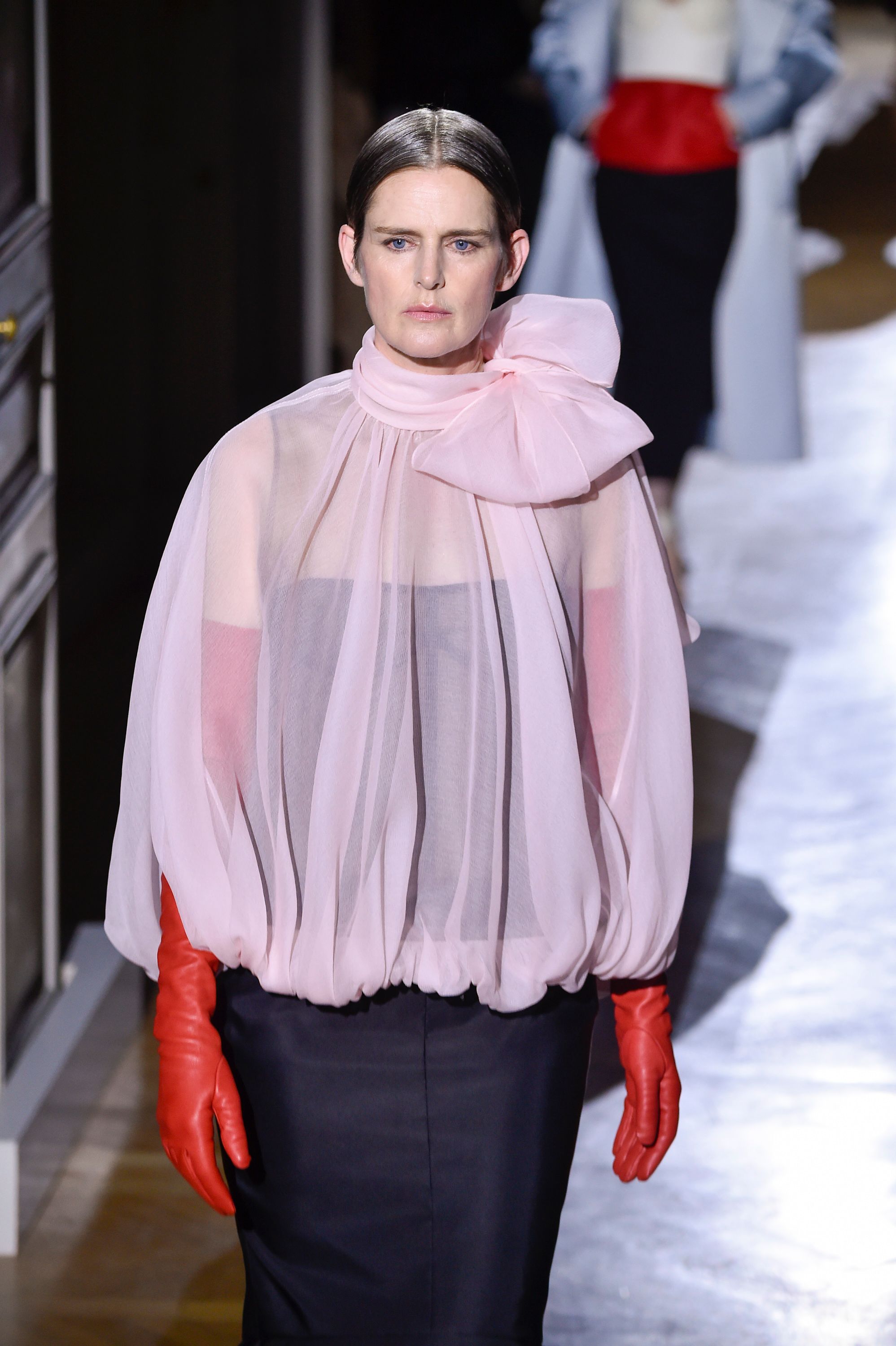 Stella Tennant walks the runway during the Valentino Haute Couture Spring/Summer 2020 at the Paris Fashion Week on January 22, 2020 in France. | Photo: Getty Images