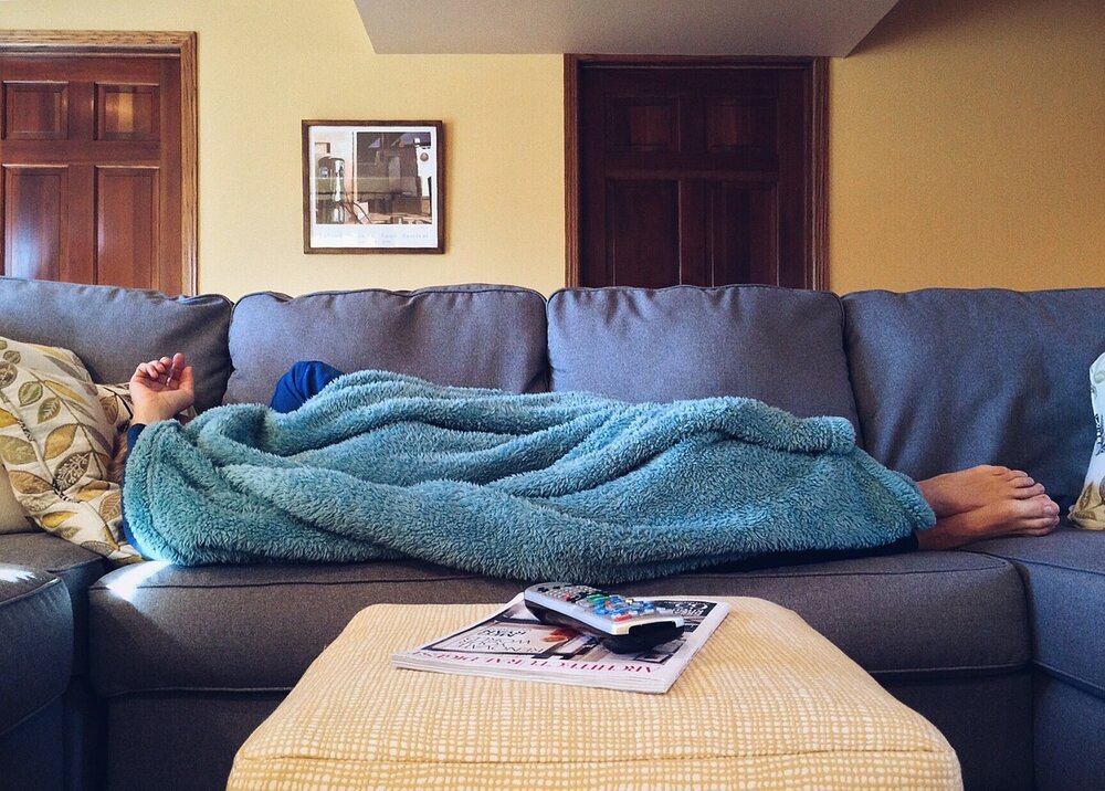 Persona durmiendo en un sofá. | Foto: Pixabay