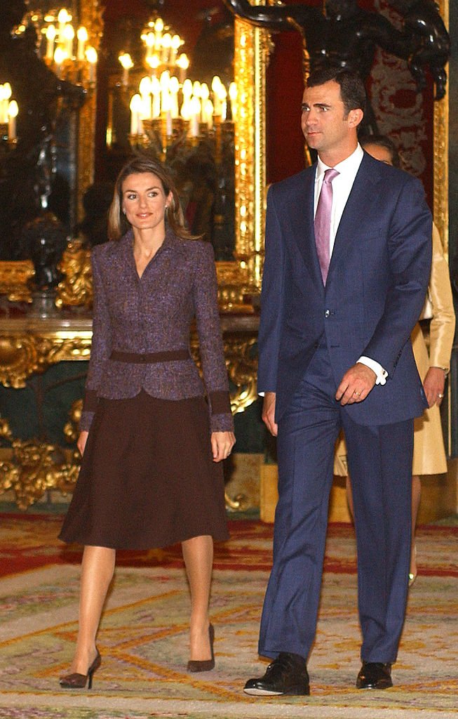 Felipe y Letizia asisten a la Recepción del Día Nacional el 12 de octubre de 2004. | Foto: Getty Images.