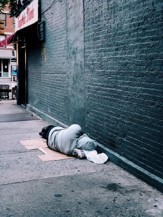 Un homme dormant dans la rue. l Source : Unsplash