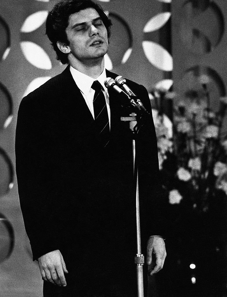 Luigi Tenco interprète Ciao amore ciao sur la scène du festival de musique de Sanremo. | Photo : Getty Images