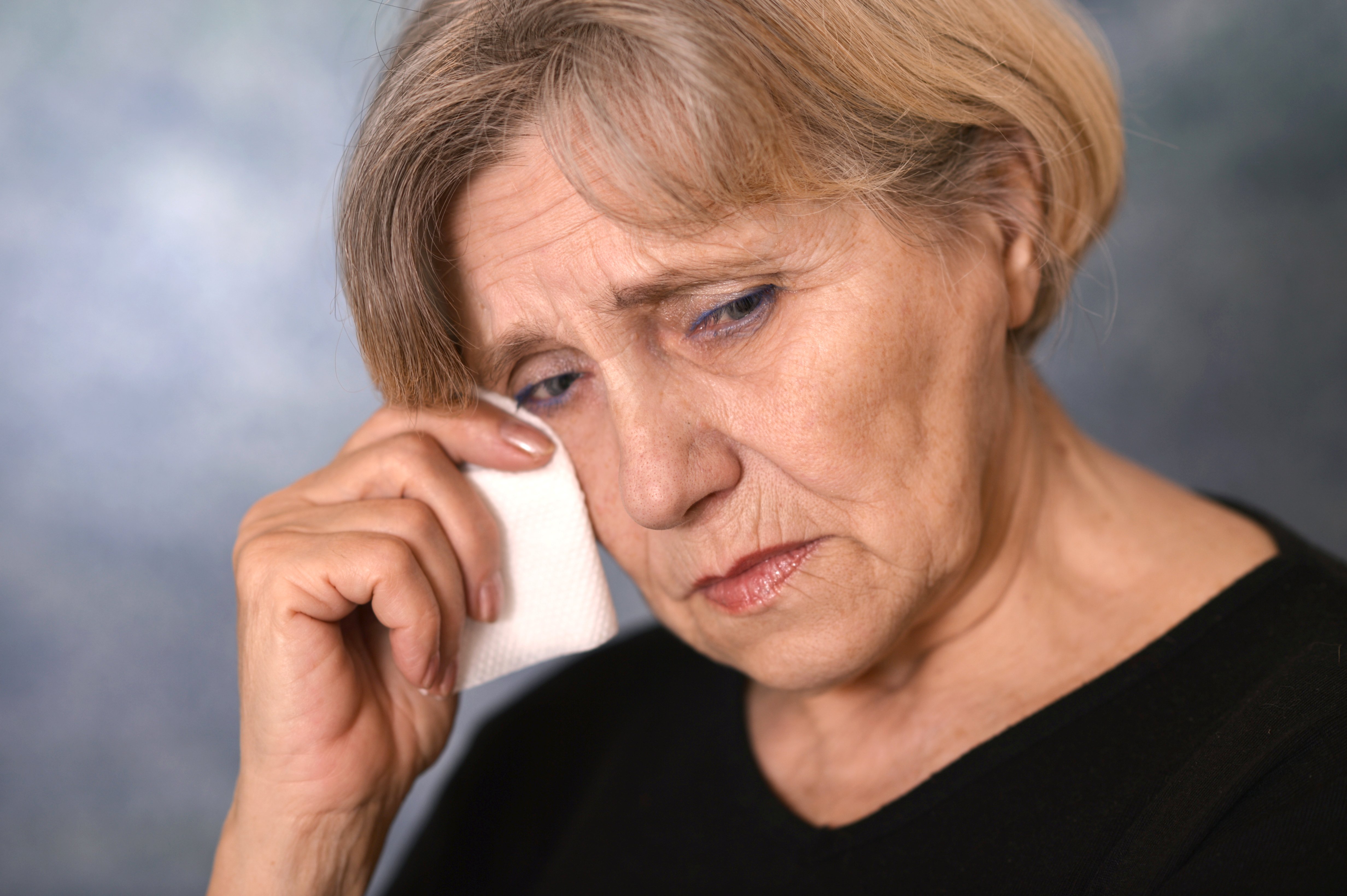 Mujer mayor limpiándose las lágrimas. | Foto: Shutterstock