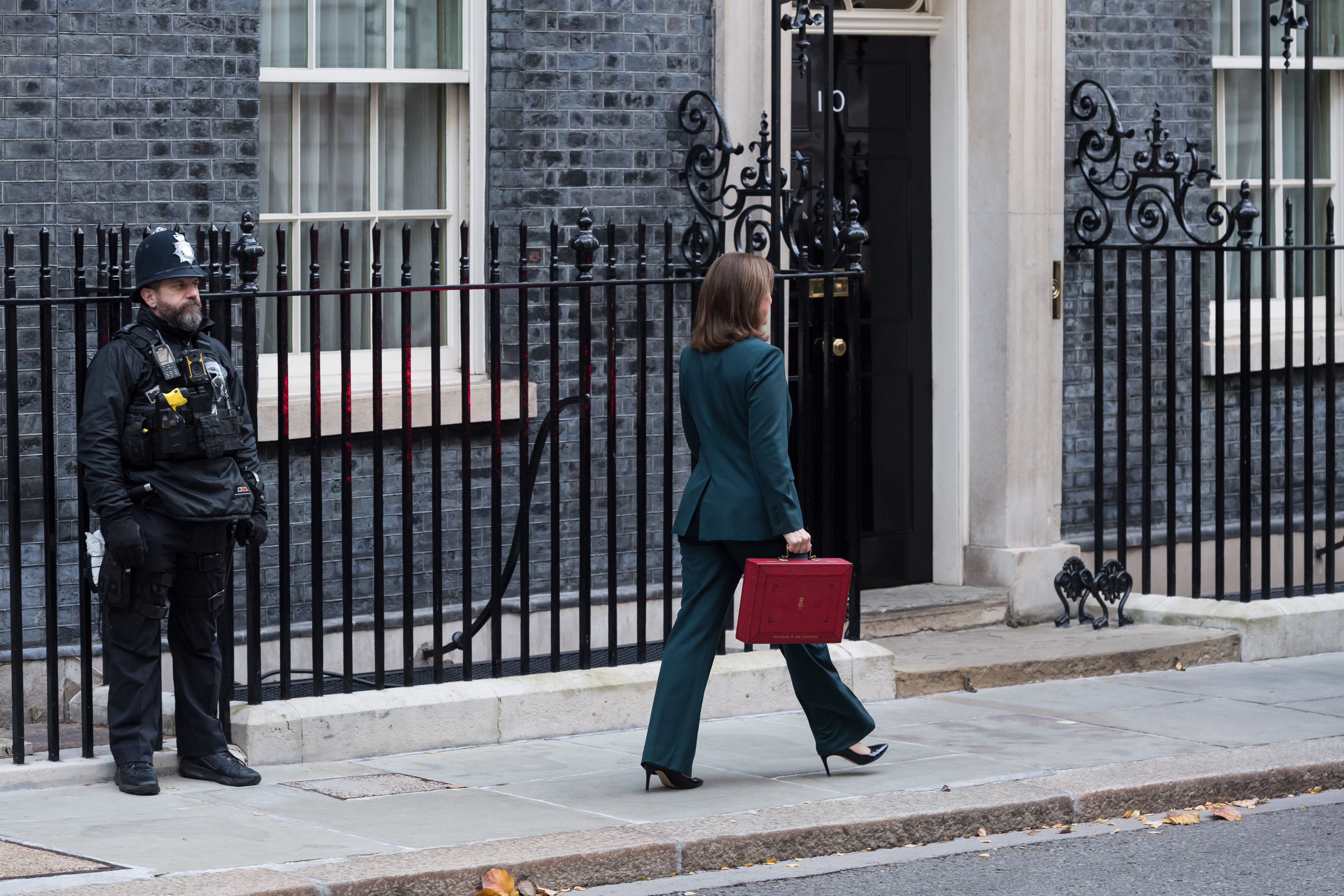 As she stepped away from 11 Downing Street and towards the Commons, Chancellor Reeves was seen walking alone, her grip on the red Budget box symbolic of the weighty decisions ahead. The moment was captured just after her appearance sparked a viral exchange with the press and netizens.