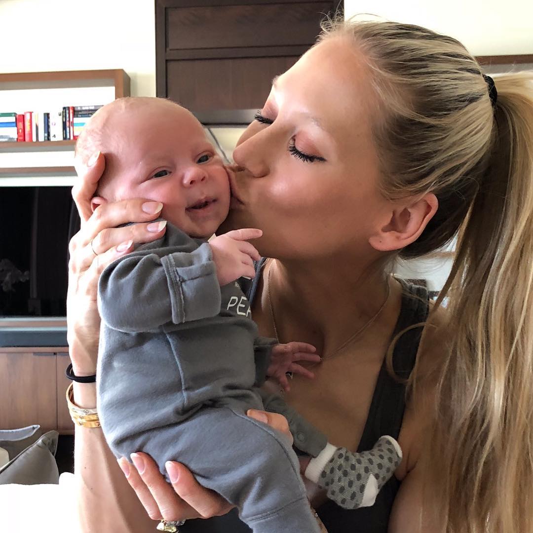 Anna Kournikova holding and kissing one of her babies, from a post dated January 16, 2018 | Source: Instagram/annakournikova