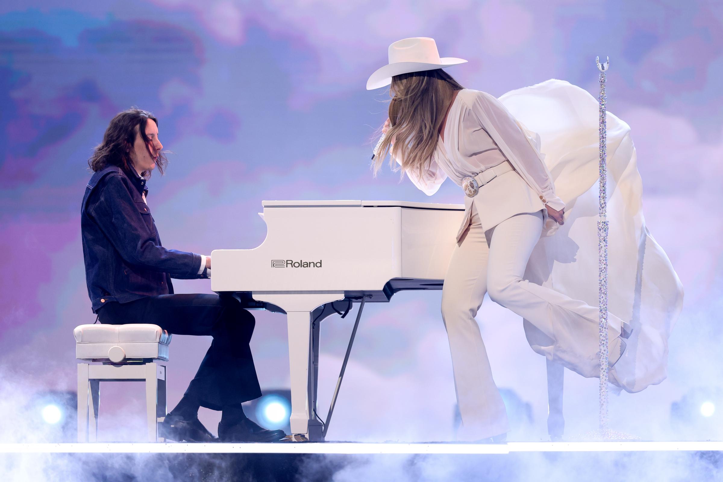 In the shot, Wilson faces her pianist as she sings, the moment feeling almost private, just between the two of them, despite the crowd and cameras around.
