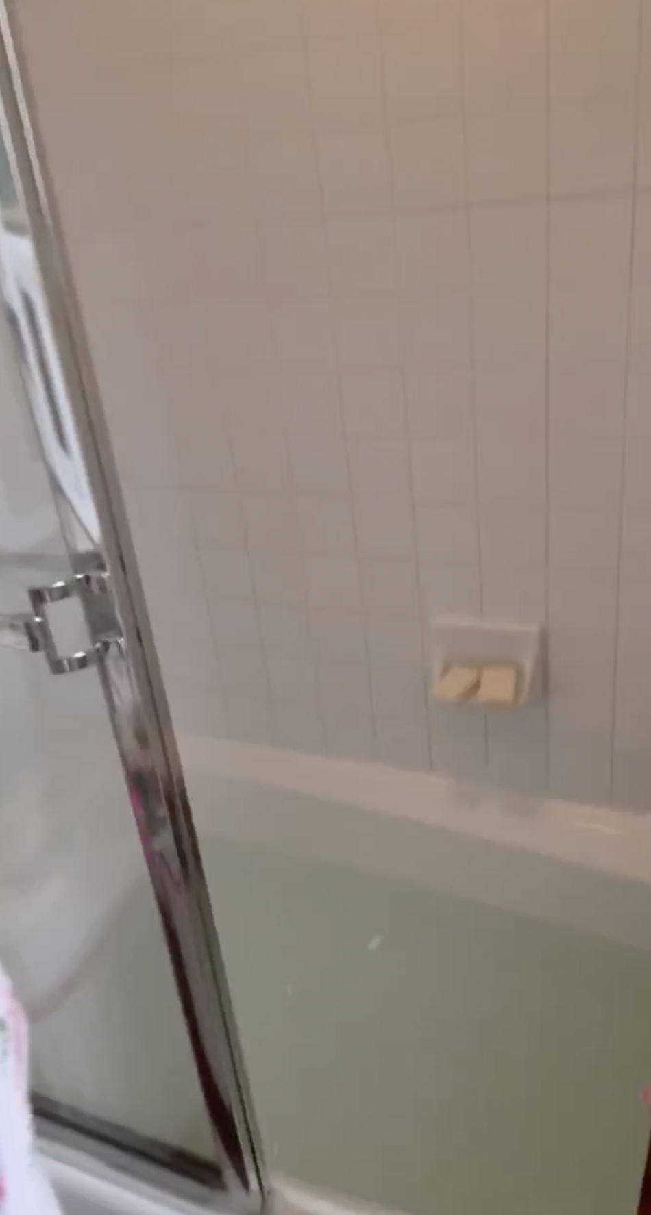 Drew Barrymore's bathroom from a post dated April 10, 2023. | Source: Instagram/drewbarrymore