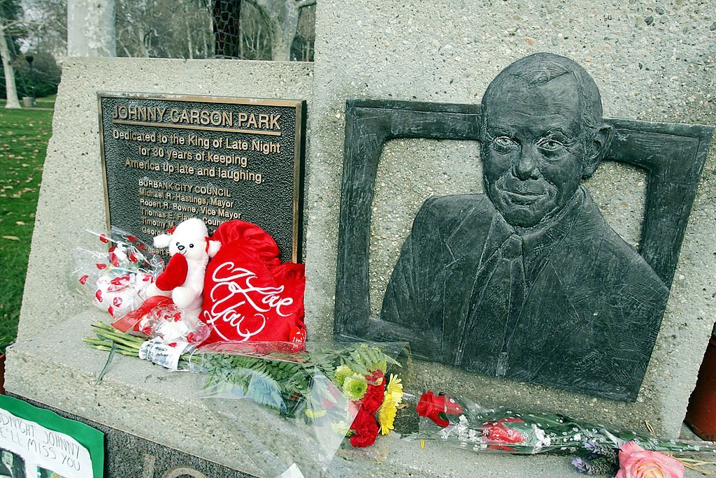 Johnny Carson is remembered with flowers on January 24, 2005 at the Johnny Carson Park, Burbank California | Photo: GettyImages