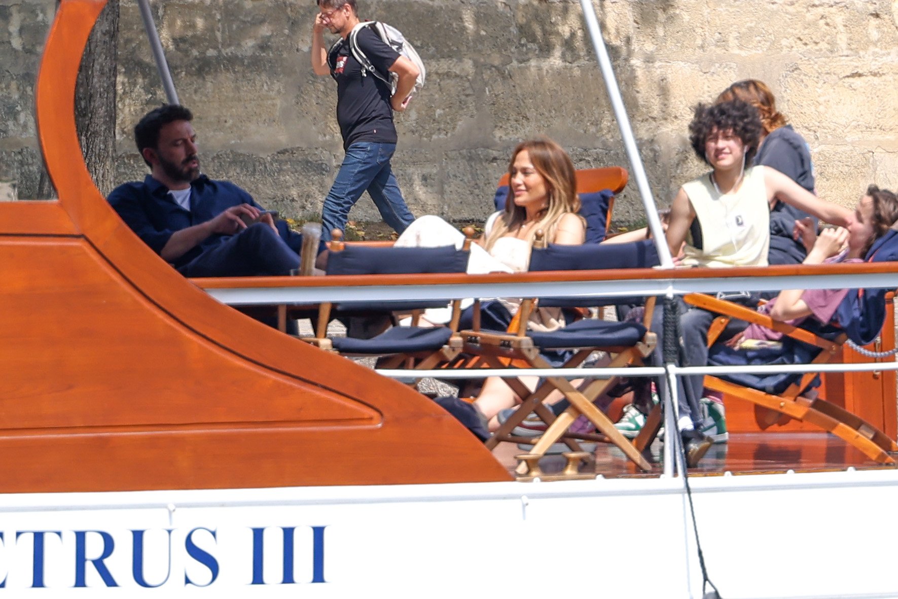 Jennifer Lopez und Ben Affleck am 23. Juli 2022 mit Seraphina Affleck und Emme Muniz auf der Seine in Paris, Frankreich. | Quelle: Getty Images