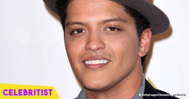 Bruno Mars flaunts healthy physique, shows off beer gut while on vacation with longtime girlfriend