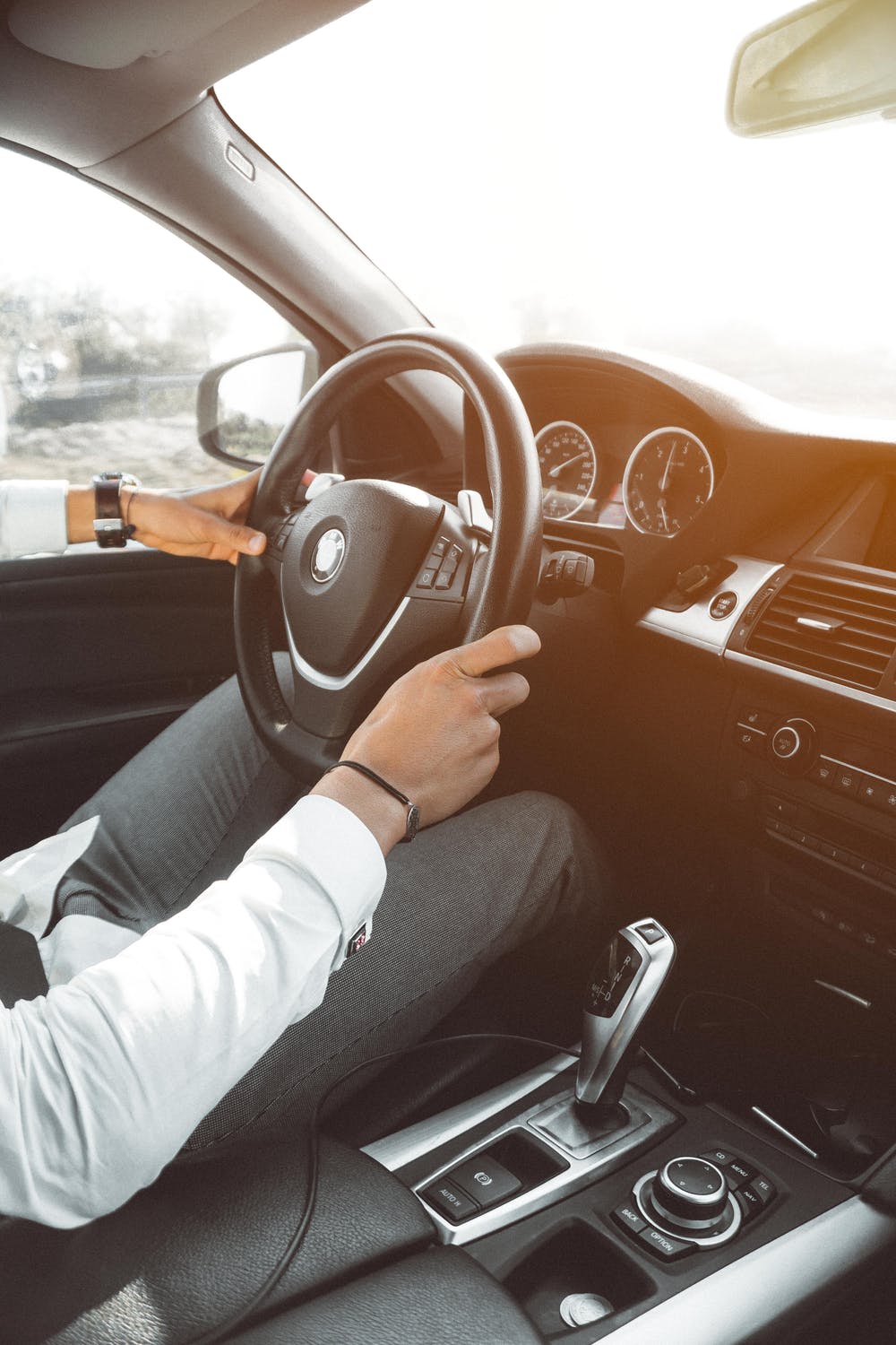 Un homme dans sa voiture. l Source: Pexels Un homme dans sa voiture. l Source: Pexels