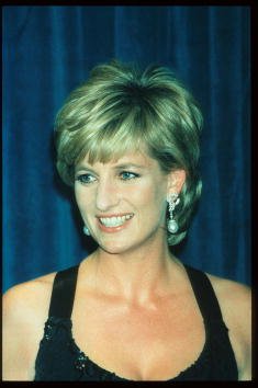 Lady Diana Spencer sonríe en la 41ª edición de la gala anual de los Premios de Parálisis Cerebral de Estados Unidos, el 11 de diciembre de 1995 en la ciudad de Nueva York. | Fuente: Getty Images