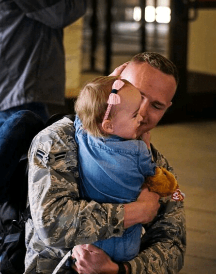 Adalynn hugging her father Senior Airman Ron Durbin. │Source: youtube.com/Militarykind