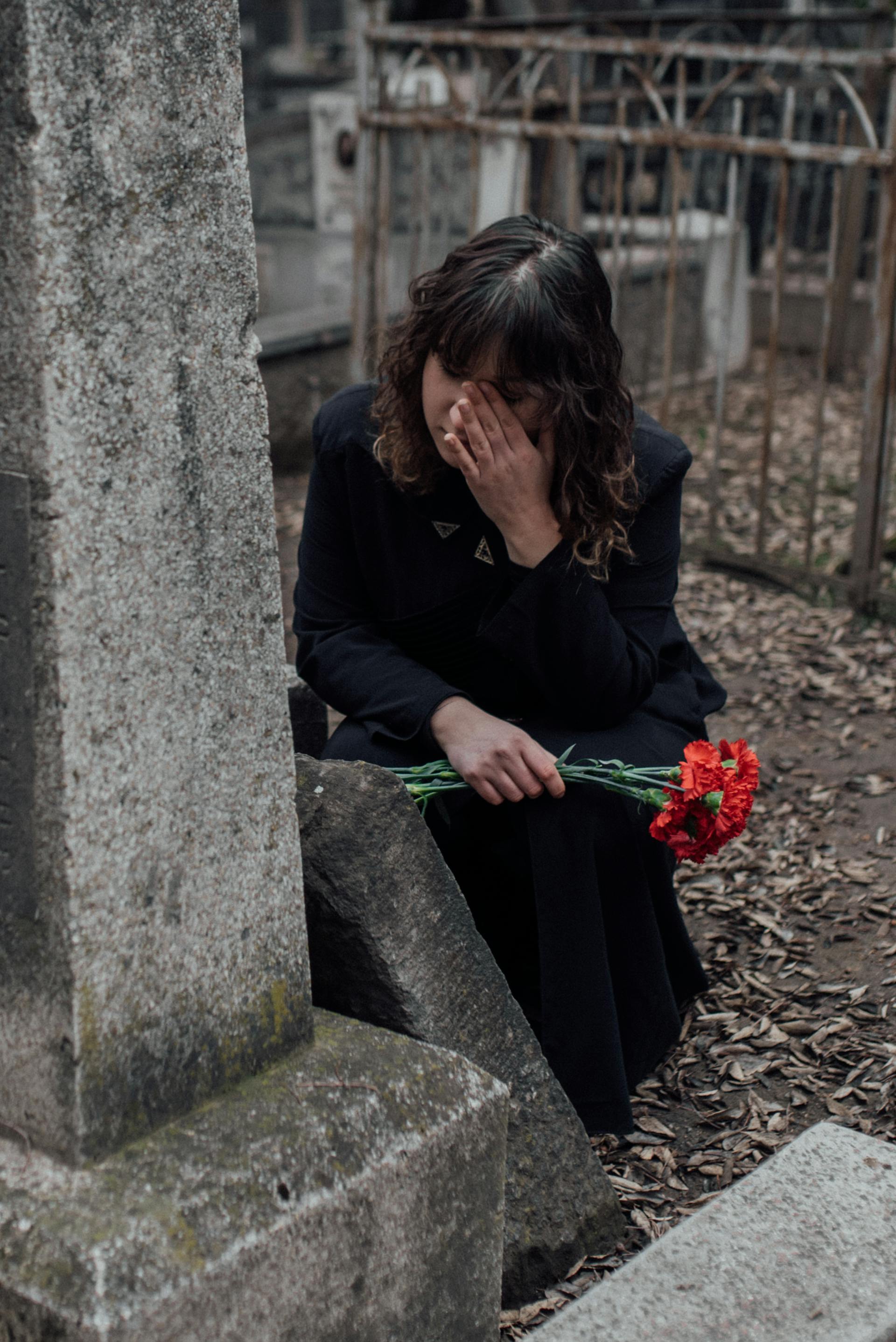 A woman mourning in a cemetery | Source: Pexels