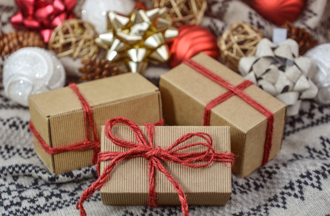 Boxes of Christmas presents | Source: Pixabay