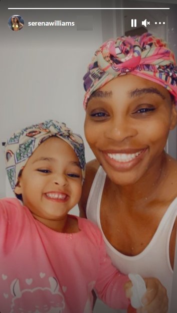 Serena Williams and her daughter Alexis showing off their colorful headbands. | Photo: Instagram/serenawilliams