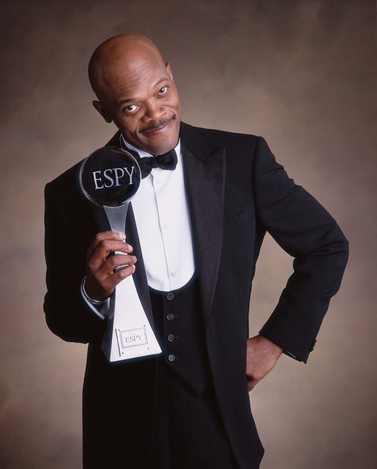 Samuel L. Jackson photographed holding an ESPY Award in 2001. | Source: Getty Images