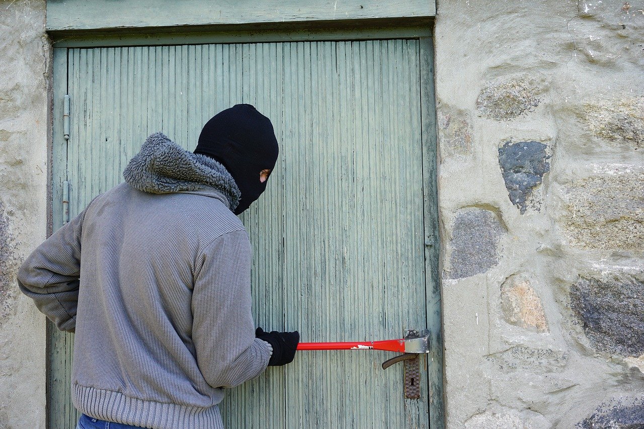 Photo of a thief trying to break into a house. | Photo: Pixabay