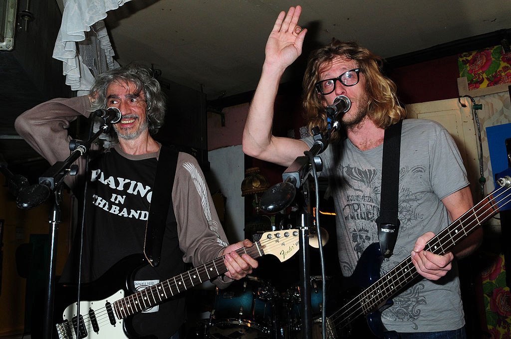 Cyril Denis se produit à la soirée de départ Philippe Dana au restaurant Favela Chic le 25 mars 2009 à Paris. | Photo : Getty Images