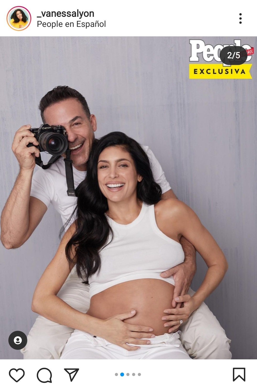 Vanessa y Carlos en una sesión de fotos por su embarazo. | Foto: Instagram/_Vanessalyon