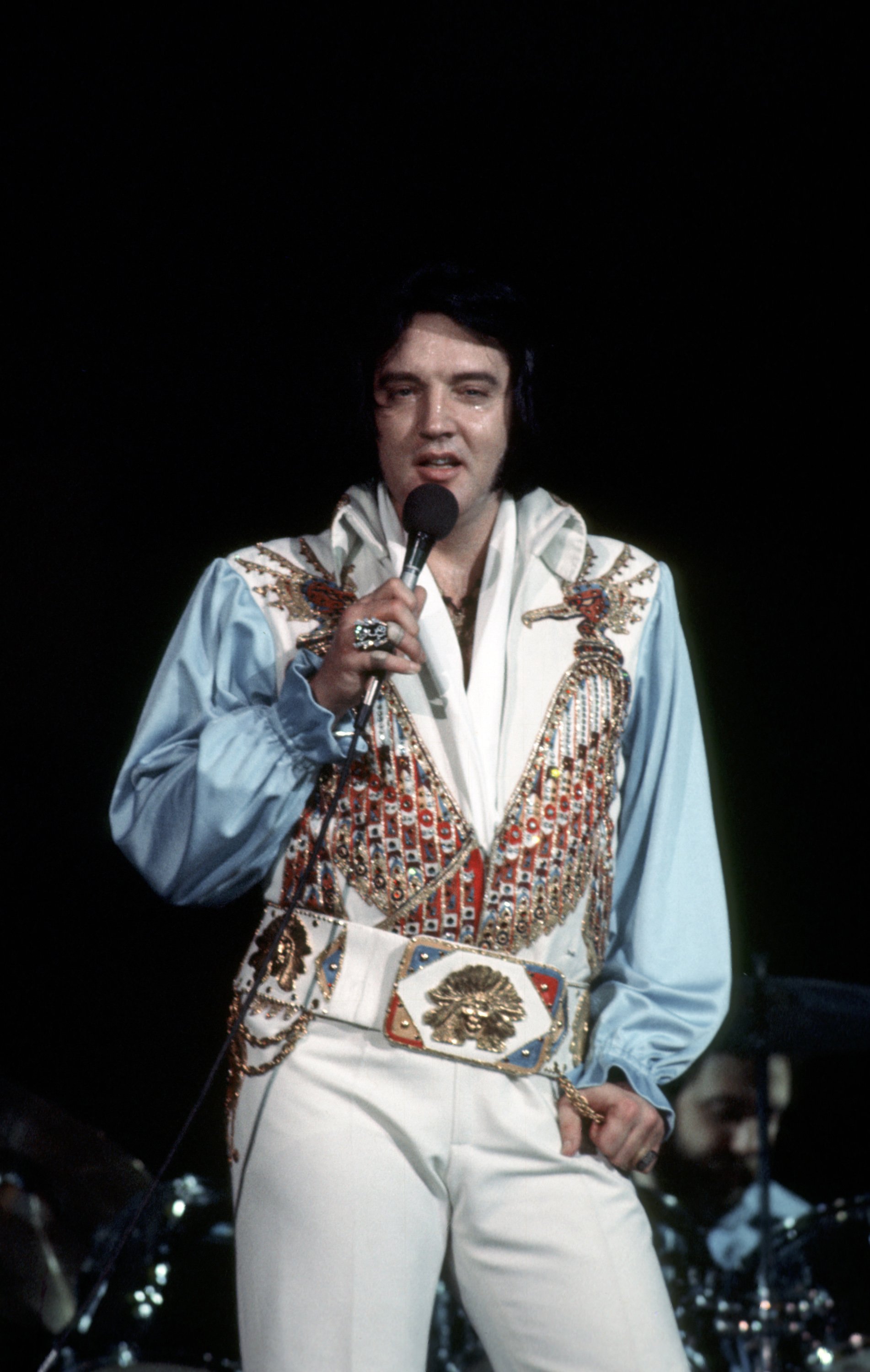 Singer Elvis performing in concert at the Philadelphia Spectrum on June 28, 1976 ┃ Source: Getty Images