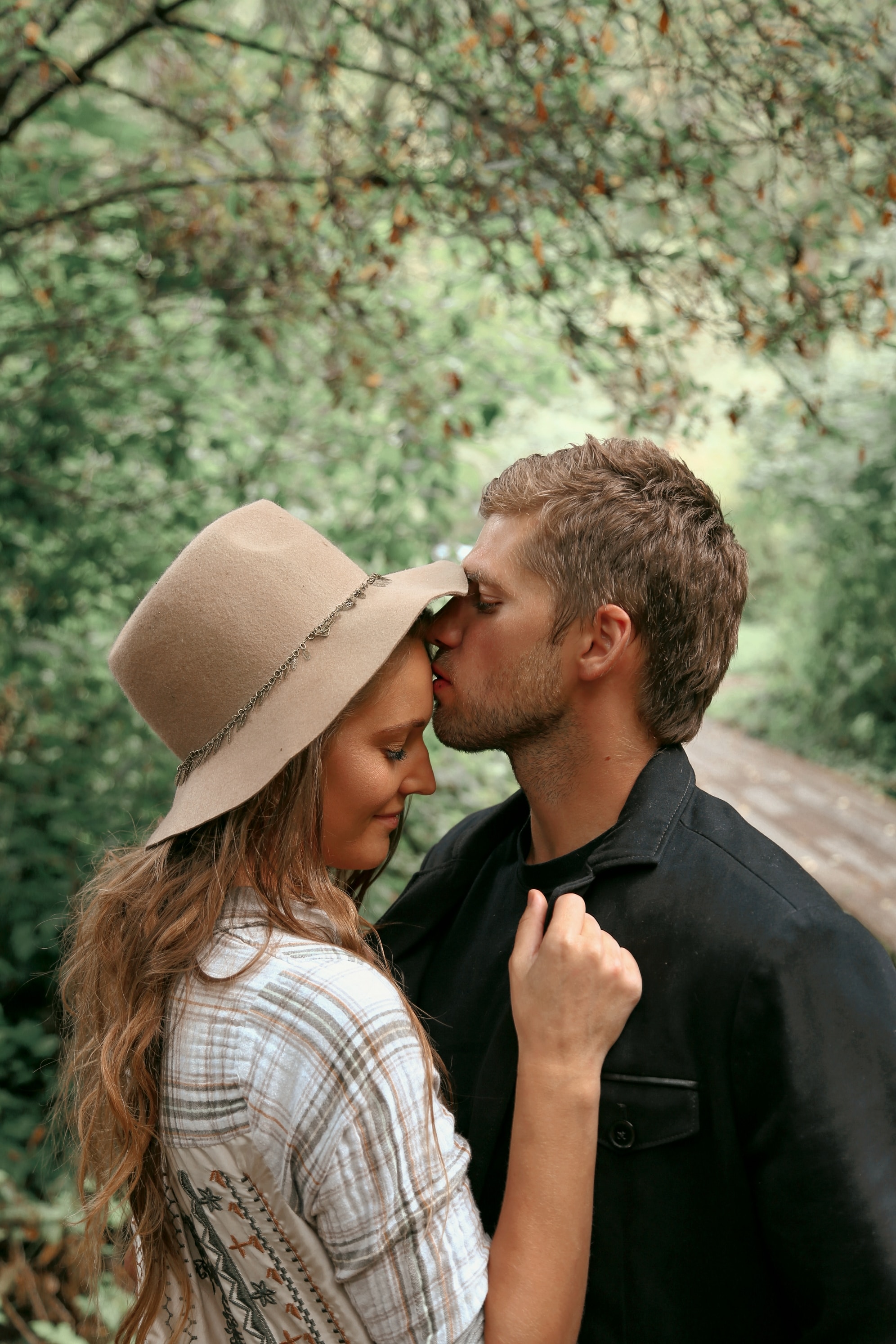 A man kissing a woman on her forehead. | Source: Unsplash