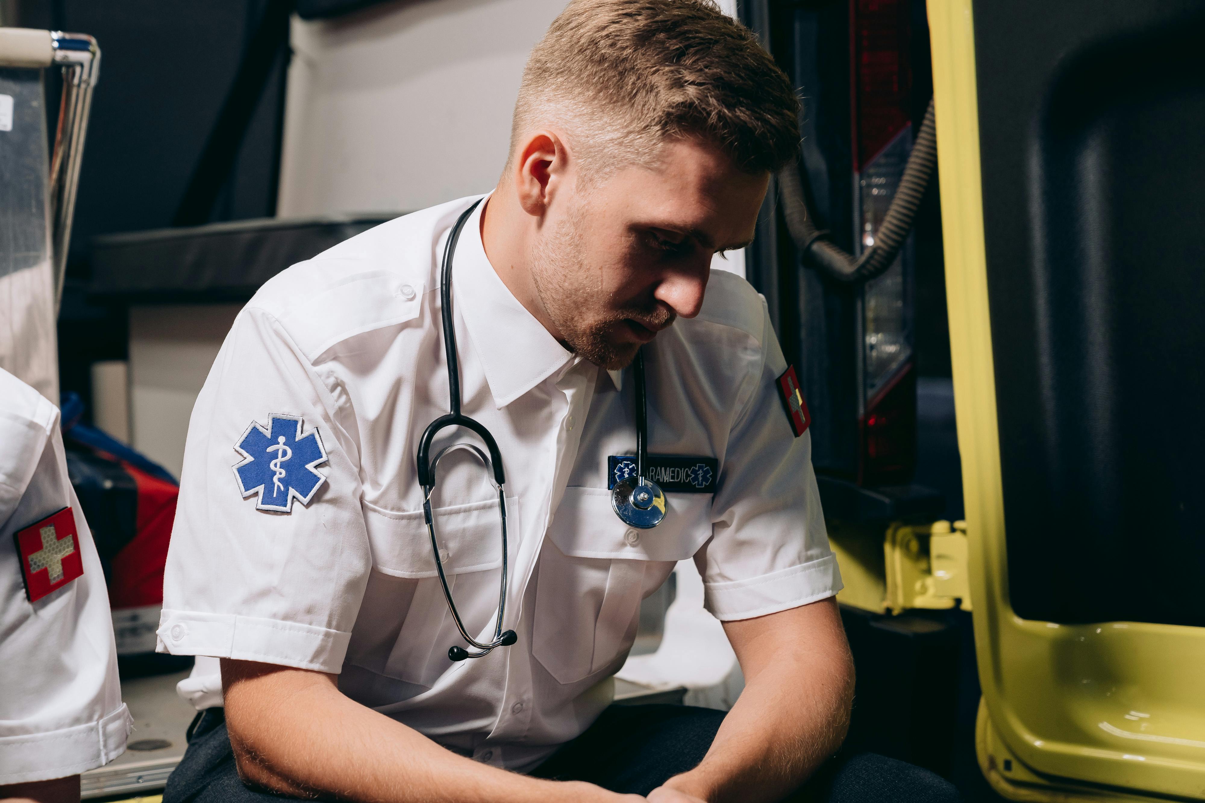 A sad paramedic | Source: Pexels
