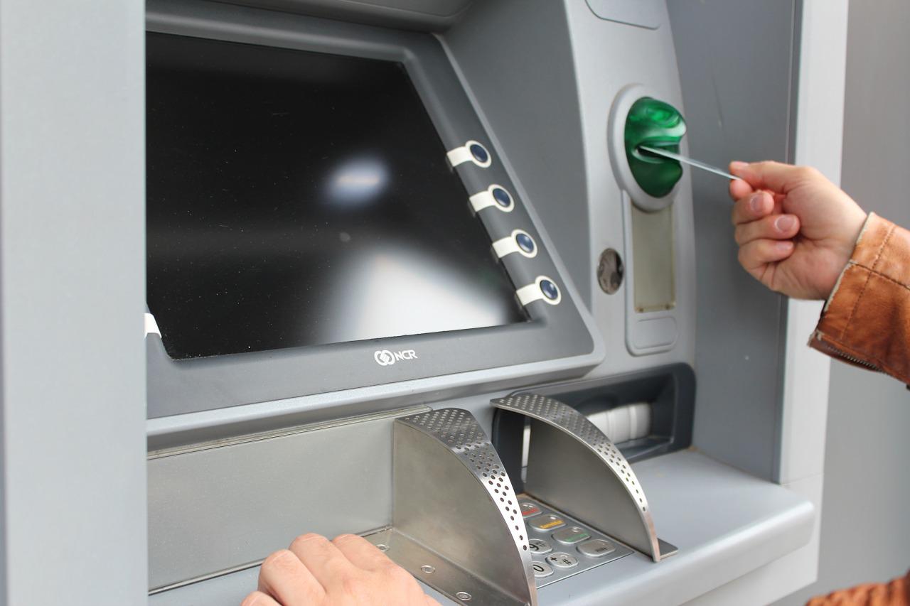 Una persona sacando dinero en un cajero automático. | Foto: Pixabay