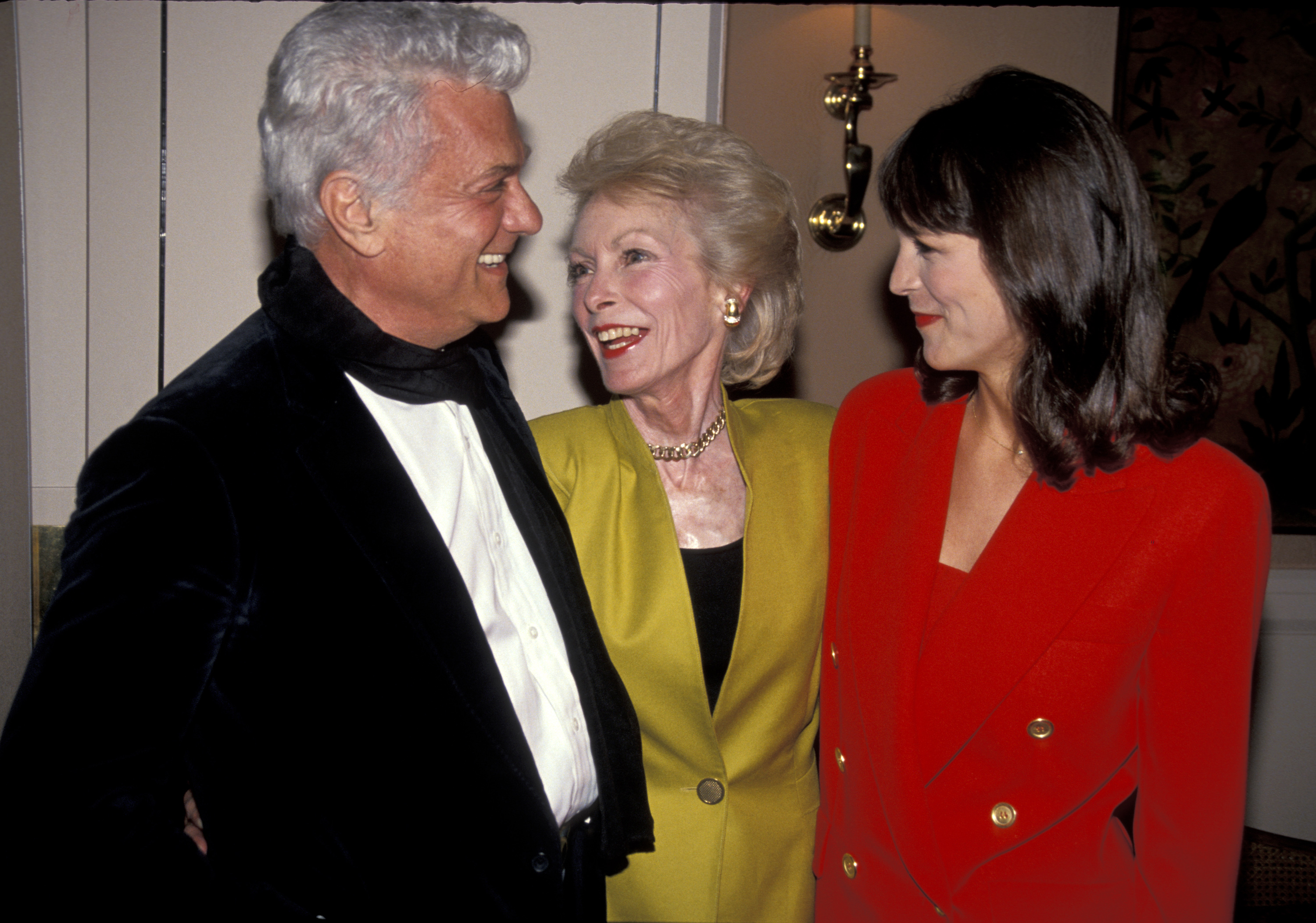 Tony Curtis, Janet Leigh, and Jamie Lee Curtis at the 36th Annual Genii Awards on May 30, 1991 | Source: Getty Images