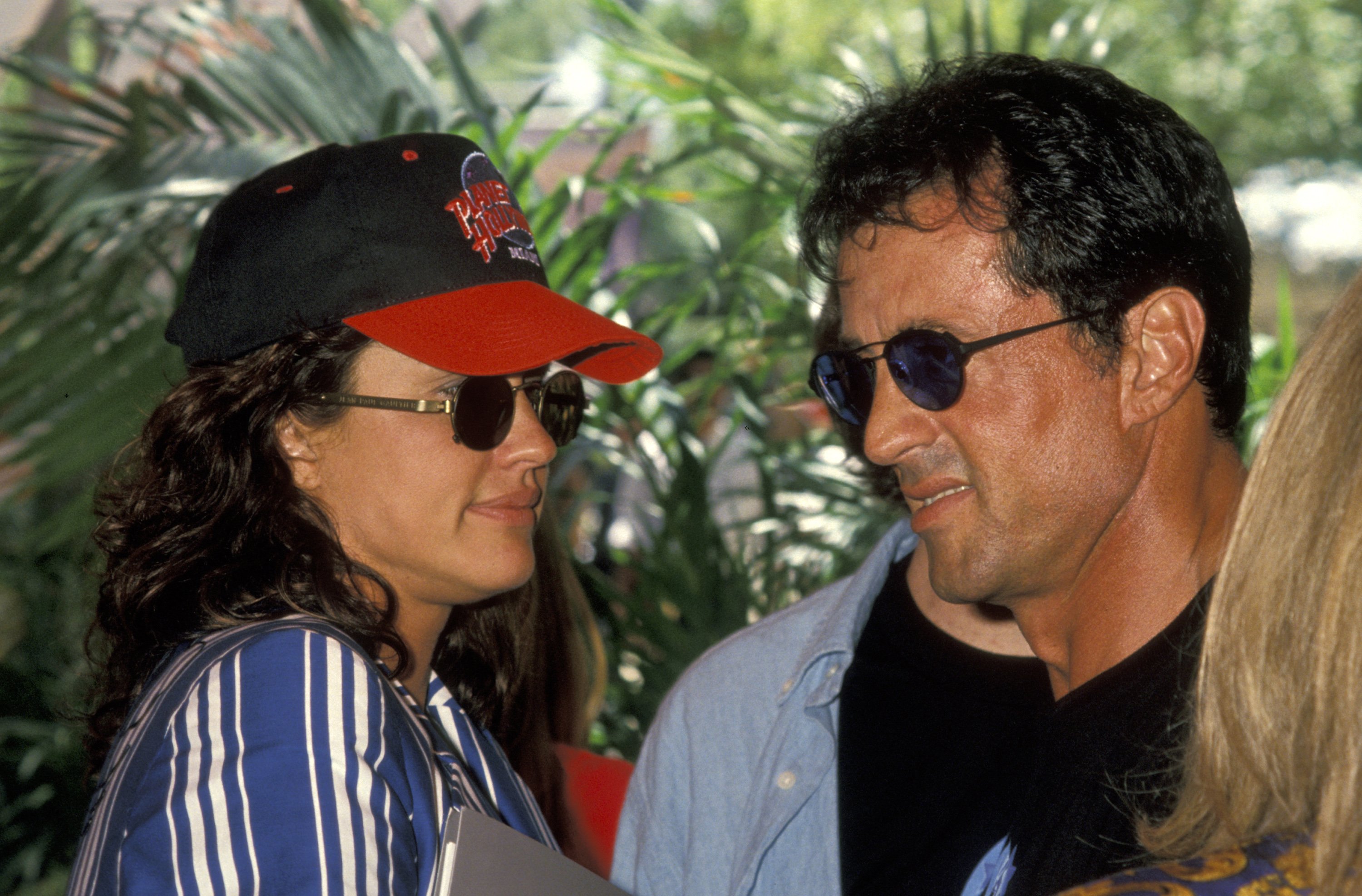 Η Janice Dickinson και ο Sylvester Stallone απεικονίζονται στο Stallone Donates the "Κόμπρα" Αυτοκίνητο στο Planet Hollywood στο Μαϊάμι.  |  Πηγή: Getty Images
