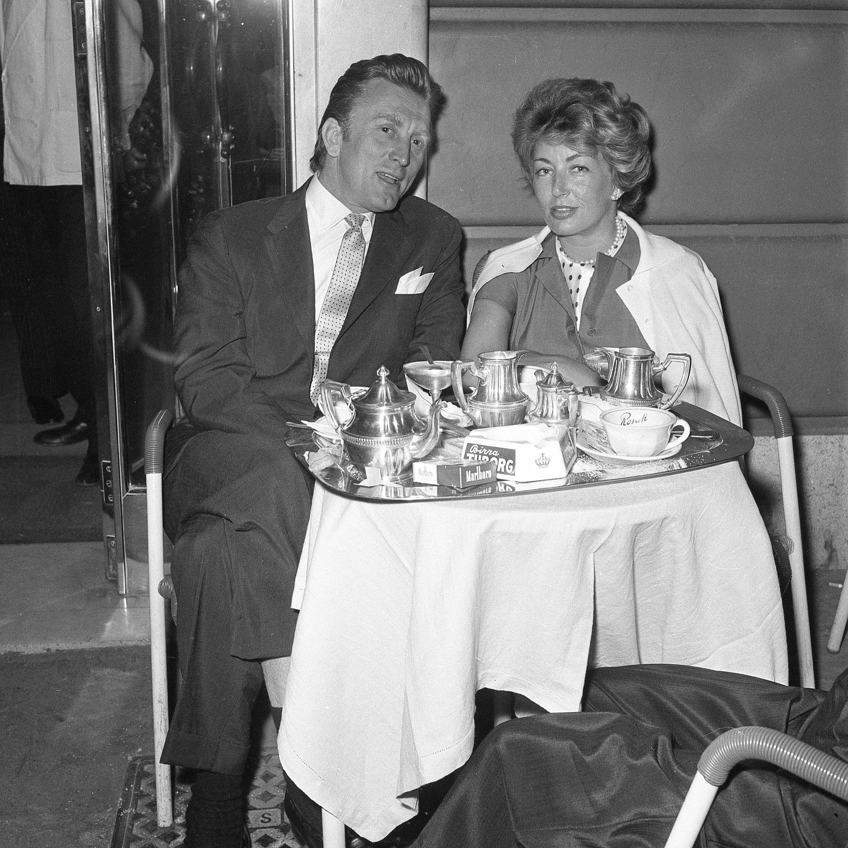 Anne Douglas and her husband Kirk Douglas at the coffee bar in Via Veneto, Rome 1958. | Photo: Getty Images