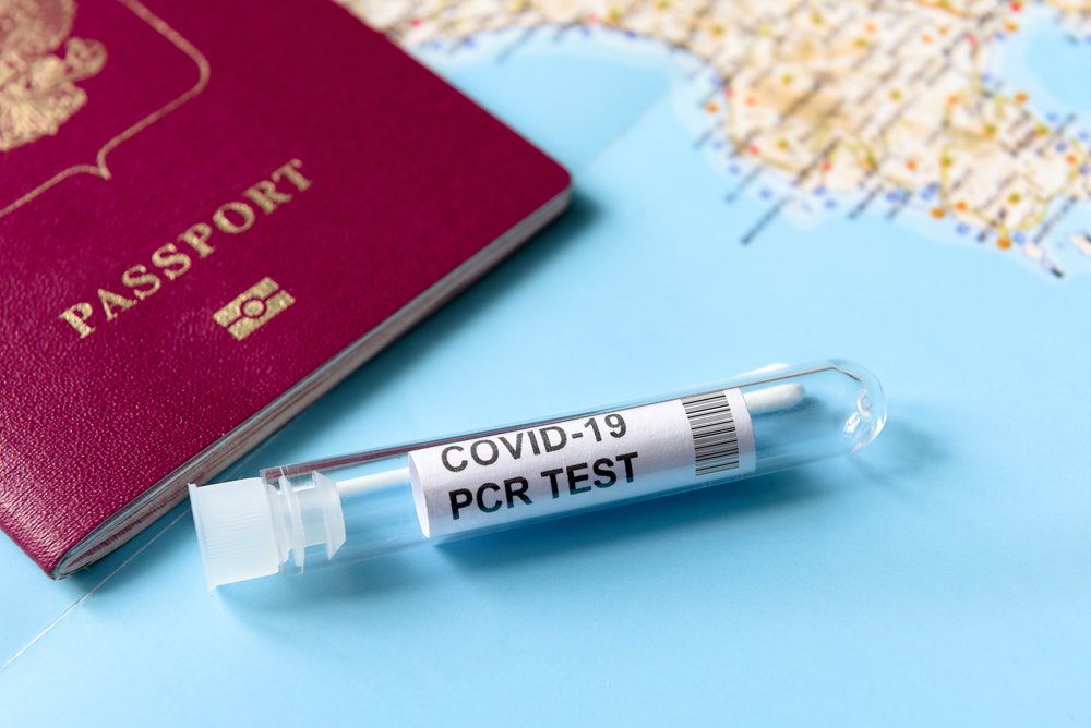 Prueba PCR sobre un mapa y un pasaporte. | Foto: Shutterstock