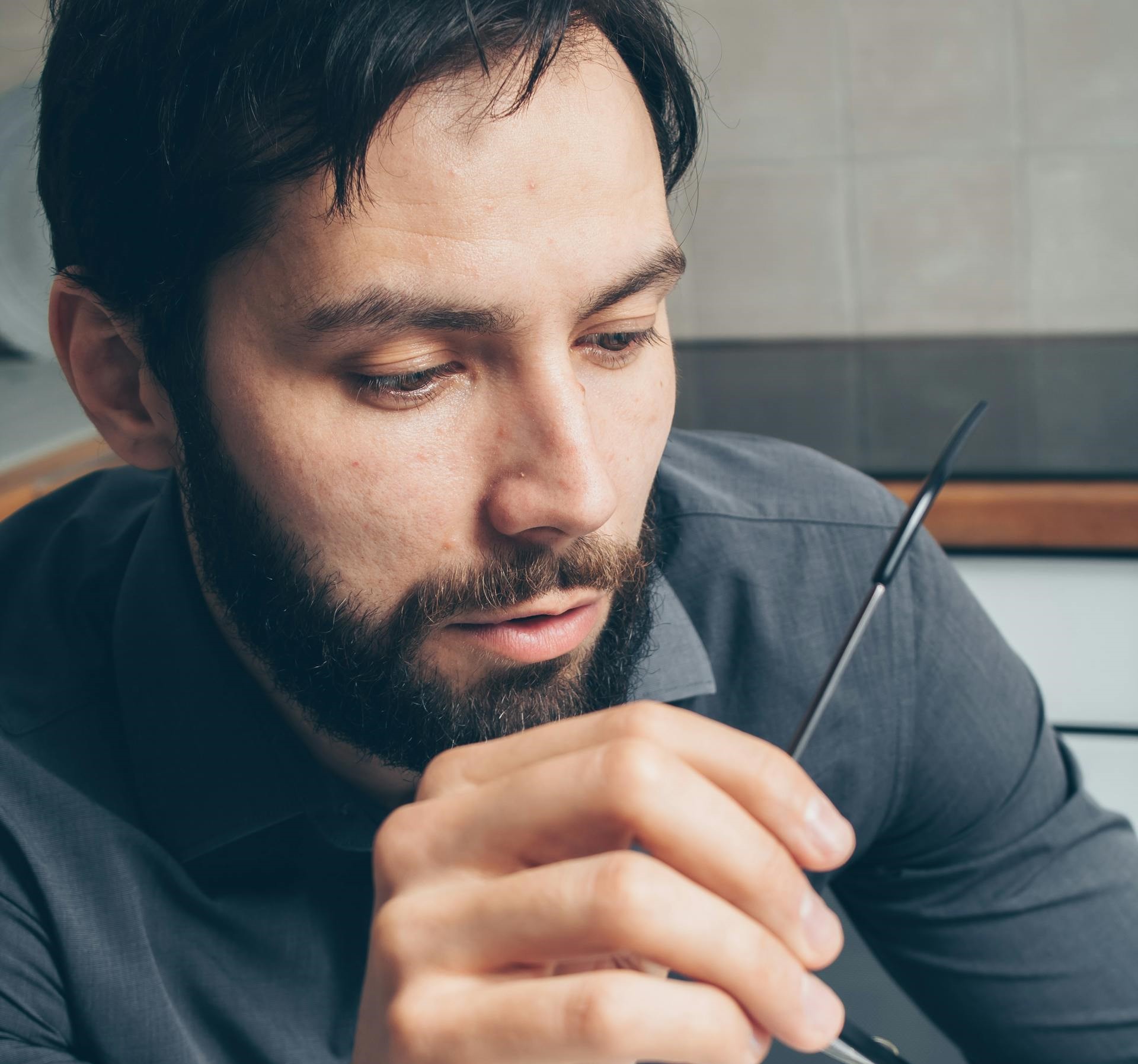 A man holding his glasses | Source: Pexels