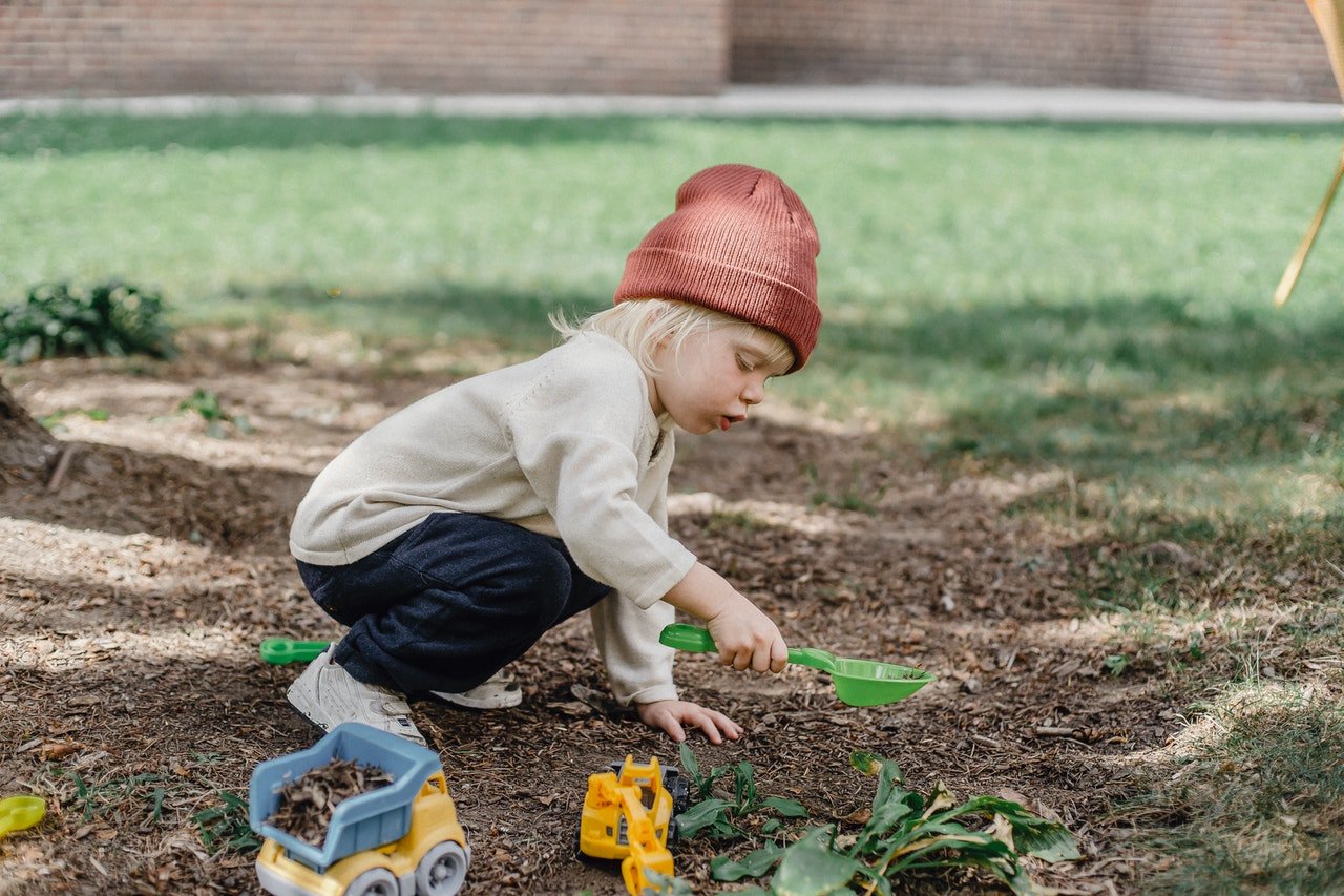 OP saw the children digging in the side yard | Source: Pexels