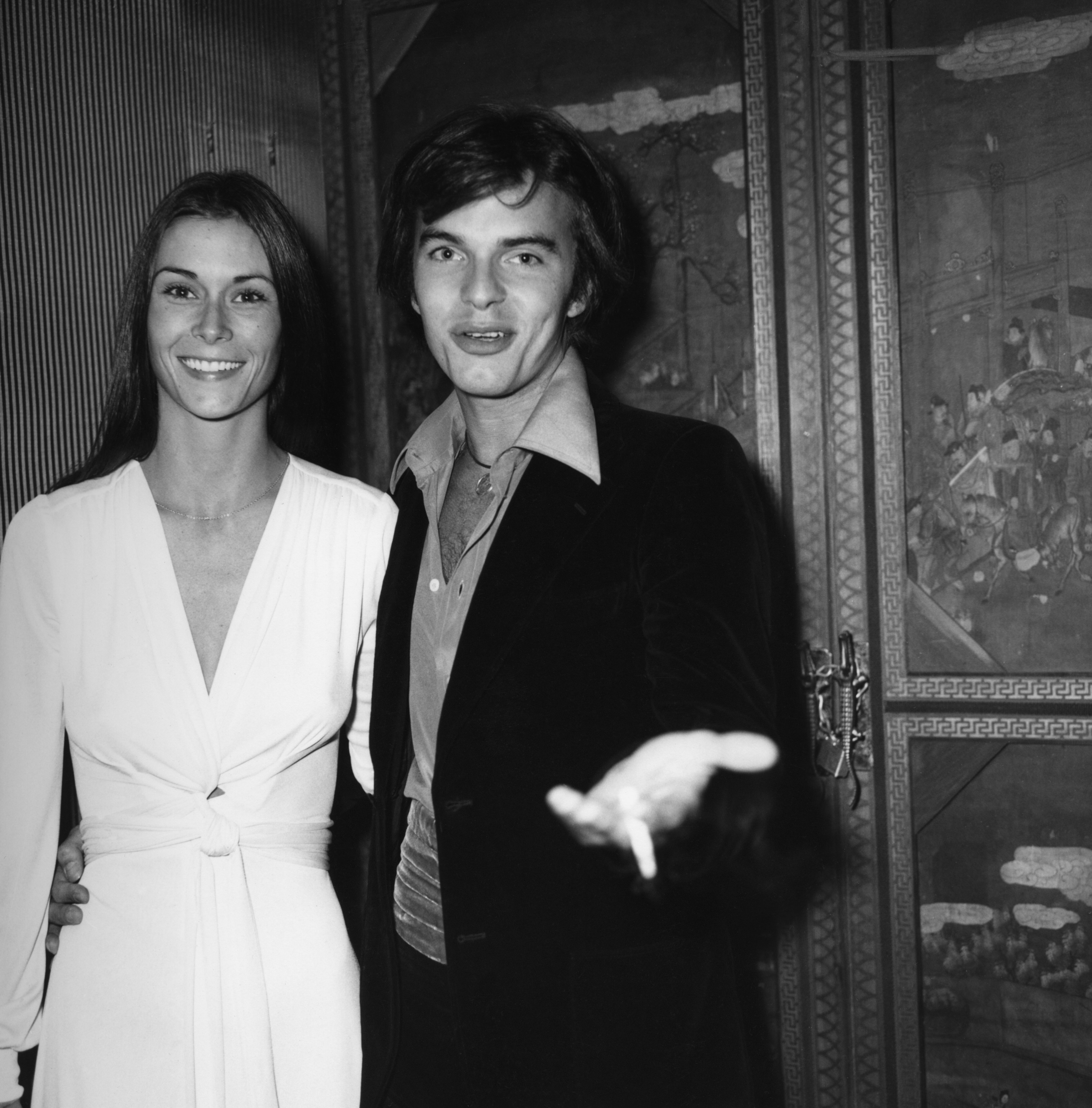 Kate Jackson attending a party for writer Mary Loos, with fellow actor Edward Albert in October 1974 | Source: Getty Images