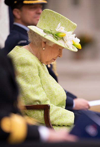 La reine Elizabeth II lors d'une visite au mémorial de la Royal Australian Air Force le 31 mars 2021. |Photo : Getty Images