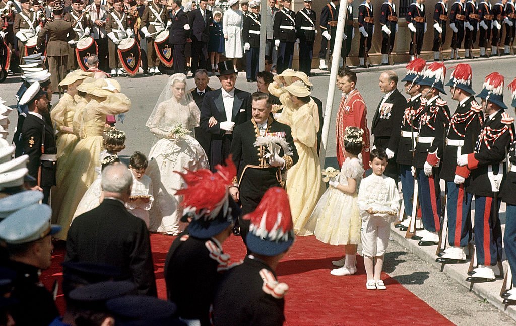 Grace Kelly et le Prince Rainier arrivant à la cathédrale de Monaco le 19 avril 1956. l Source : Getty Images