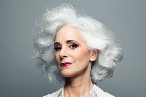 Femme mûre aux cheveux gris argenté. | Photo : Getty Images