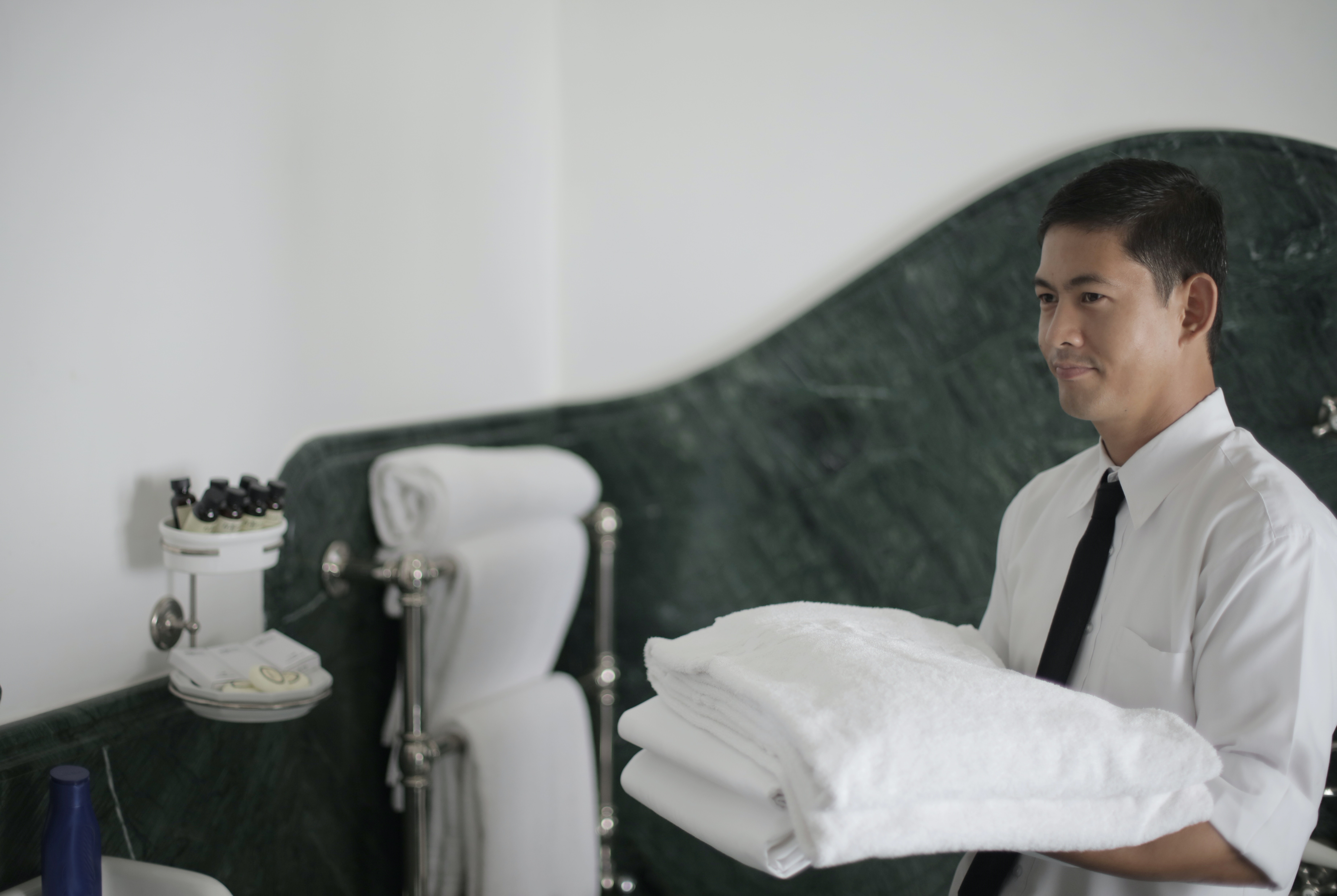 A hotel housekeeper | Source: Pexels