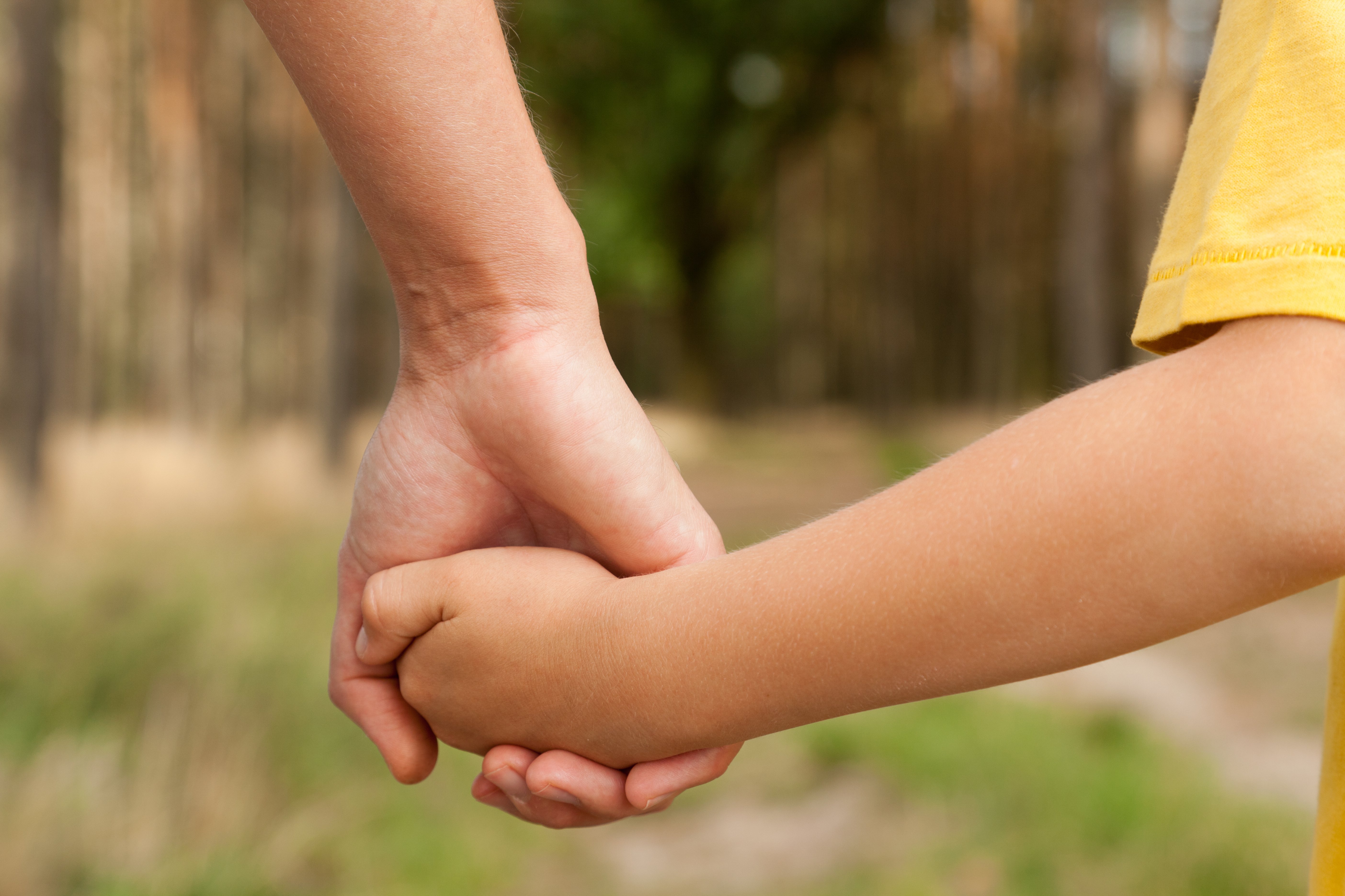Madre sostiene mano de su hijo. | Foto: Shutterstock