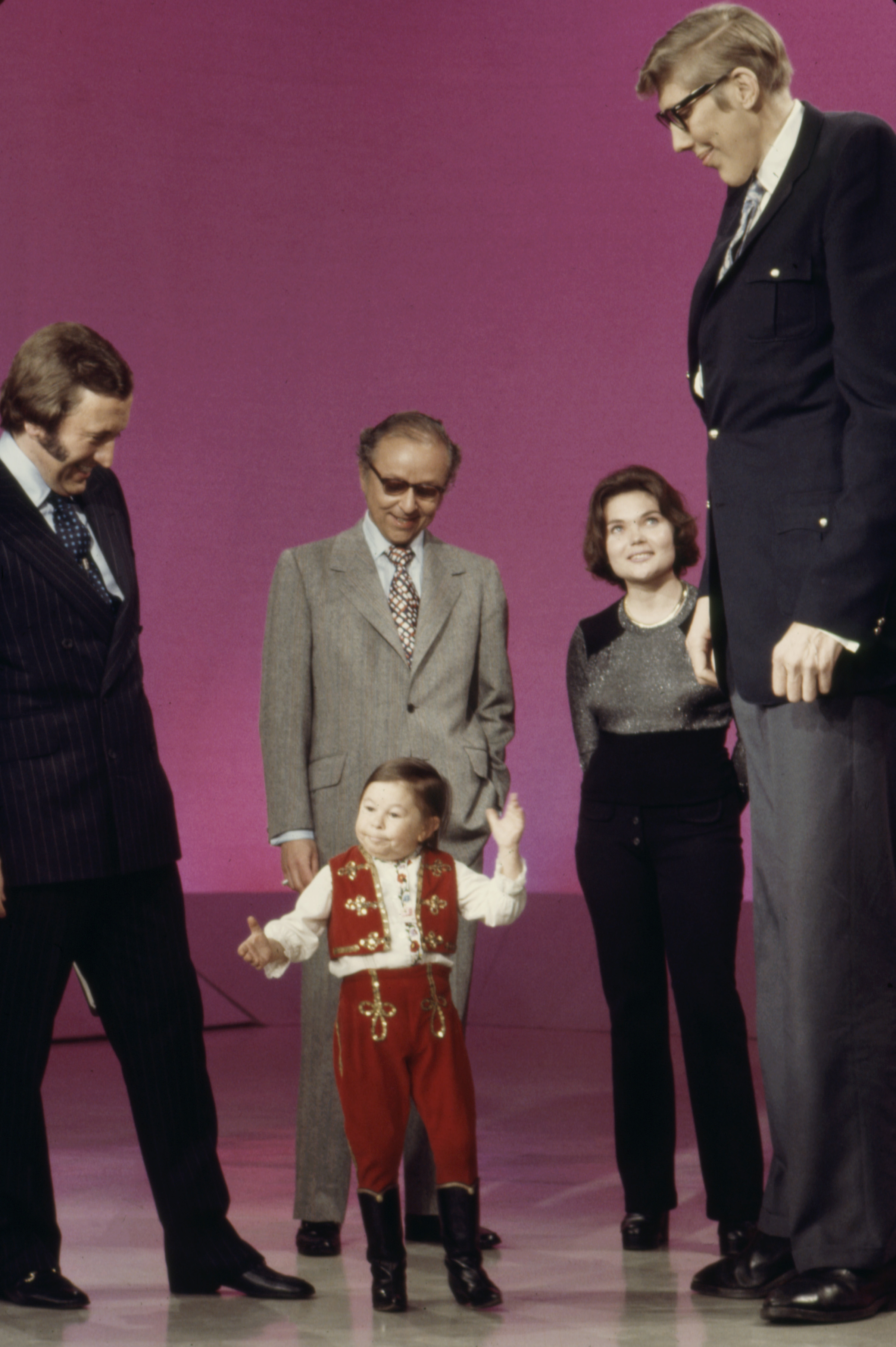 David Frost, Mihaly 'Michu' Meszaros, the world's smallest man, Don Koehler, the world's tallest man, appearing on the ABC tv special "David Frost Presents the Guinness Book of World Records" in 1973 | Source: Getty Images