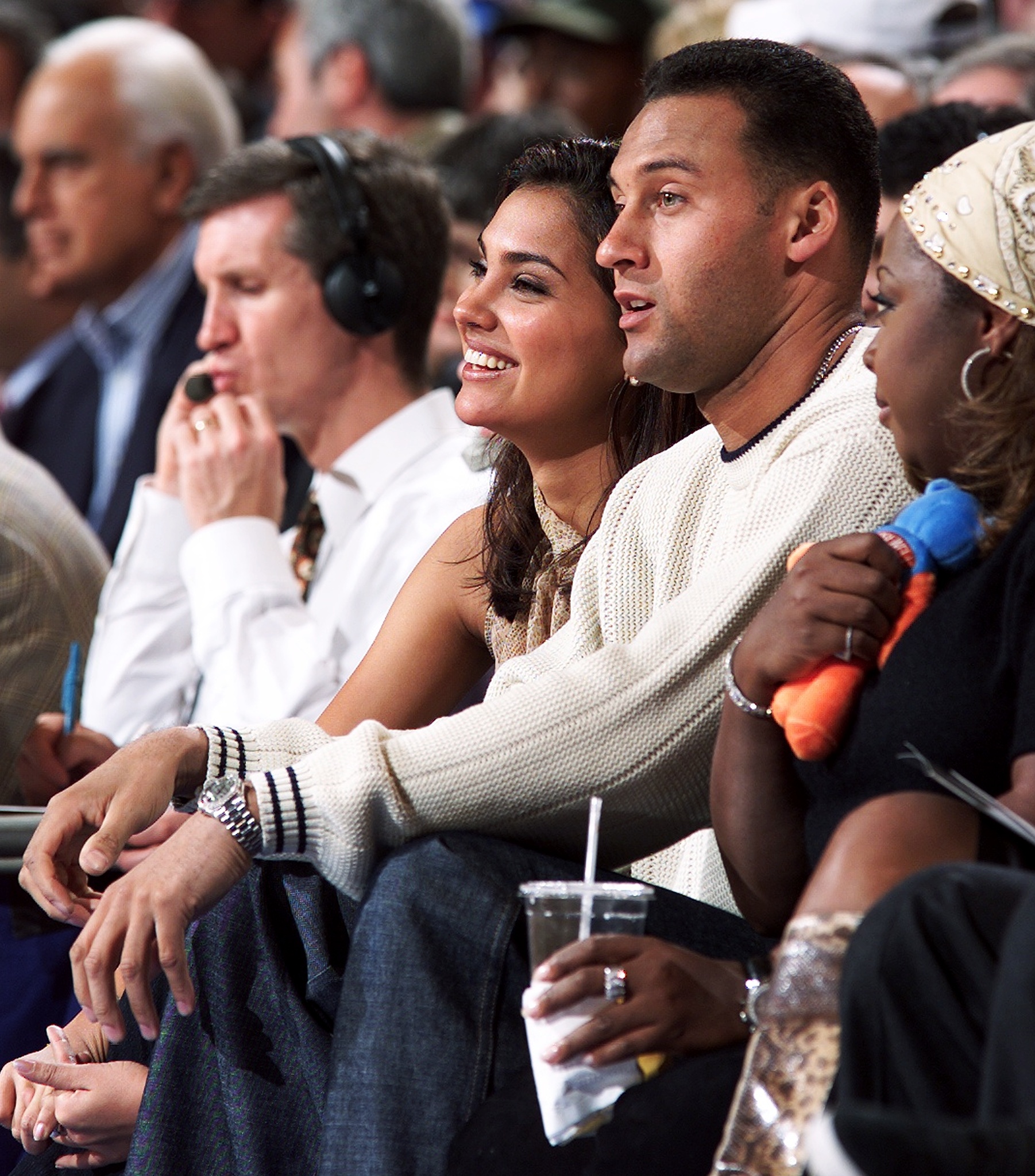 New York Yankees' shortstop Derek Jeter and Lara Dutta (center), at Madison Square Garden on January 01, 2000 | Source: Getty Images