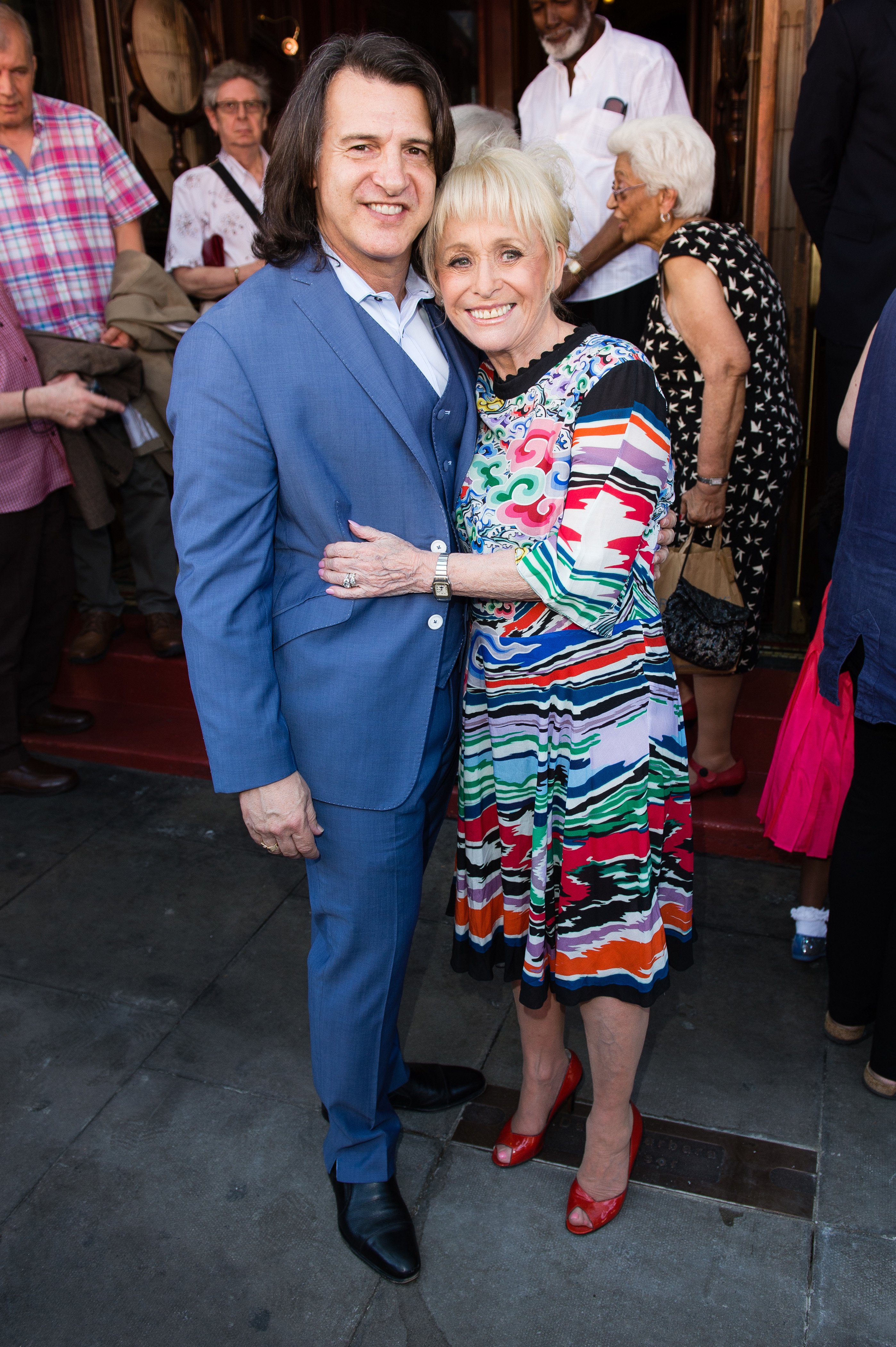 Scott Mitchell und Barbara Windsor nehmen an der Einweihung des Hackney Empire Walk of Fame am 25. Mai 2017 in London teil. | Quelle: Getty Images