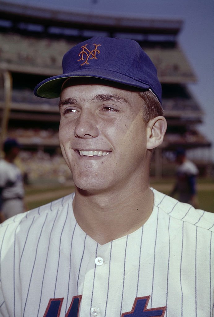  Tug McGraw smiles before the Major League Baseball game in 1965 at Shea Stadium in Queens borough, New York City. | Photo: Getty Images